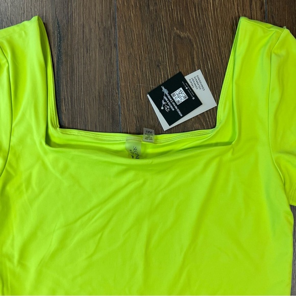🆕 Second skin Stacy top in sunny lime SZ MED - Picture 3 of 6